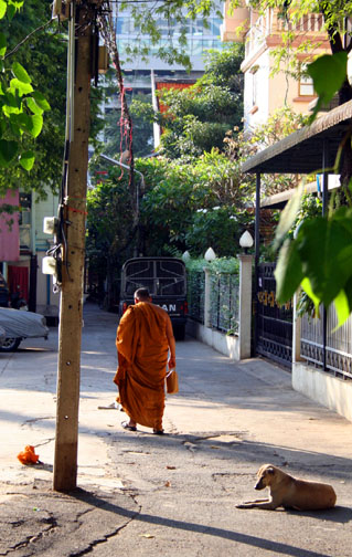Wat Pathum Wanaram monk
