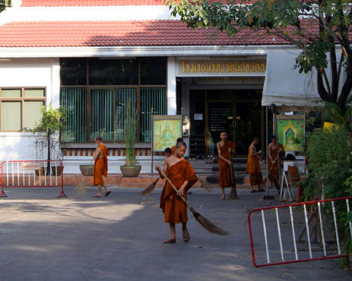 Wat Pathum Wanaram monks