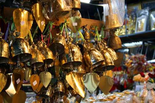 Wat Ratchanadda amulet market