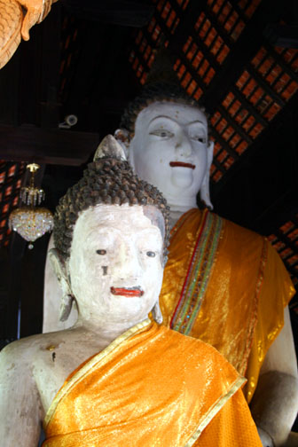 Wat Sadoe Muang Buddhas