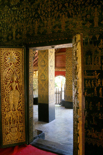 Wat Xieng Thong doorway
